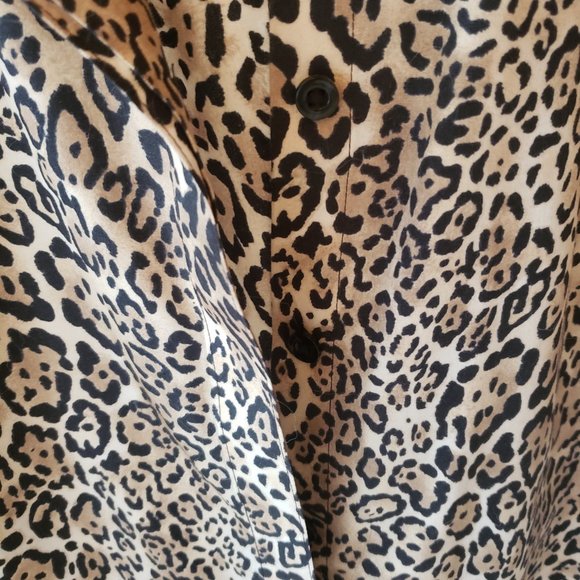Chico's size 0 No-Iron Animal Print Button Down Blouse - Picture 3 of 5